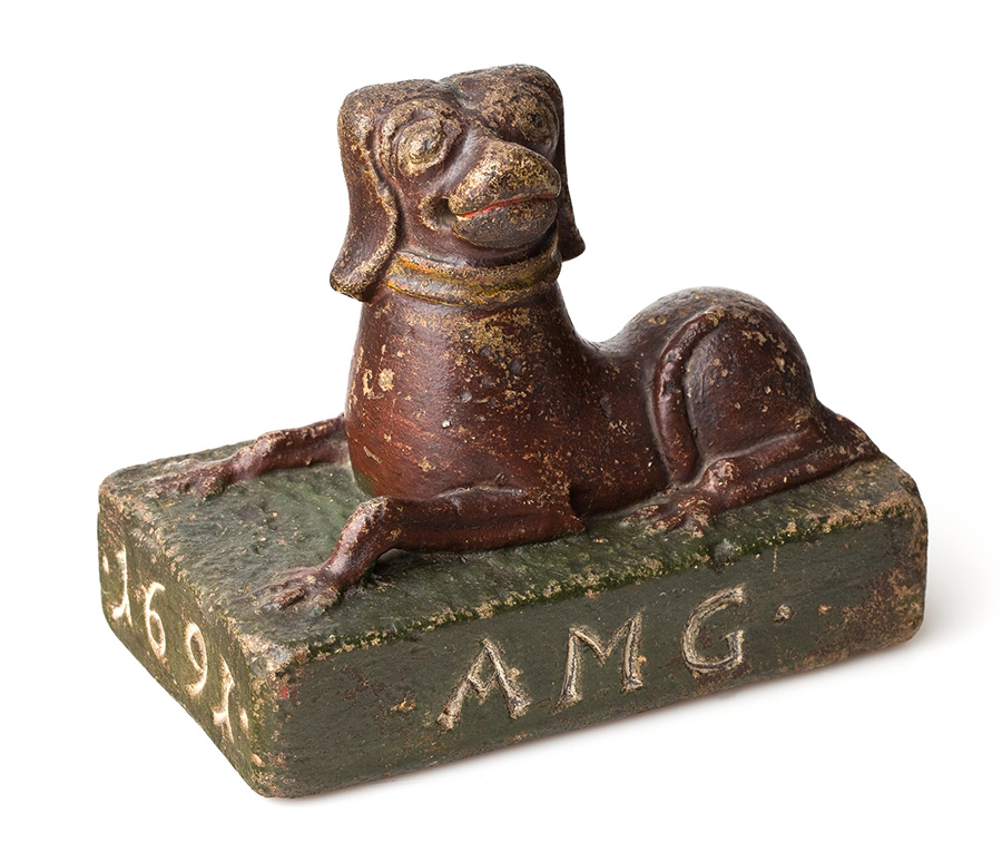 VII-wieczna figurka siedzącego psa gończego