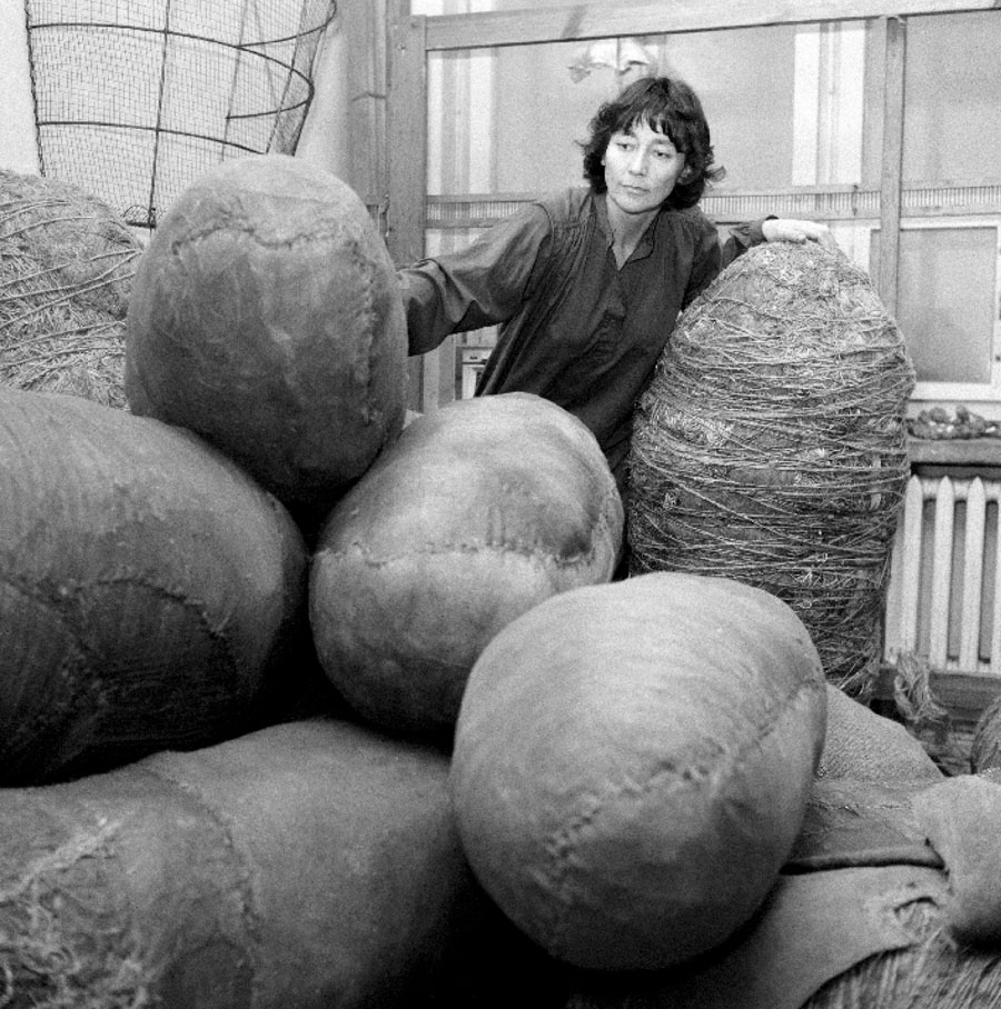 Magdalena Abakanowicz w pracowni przy Embriologii, 1983
