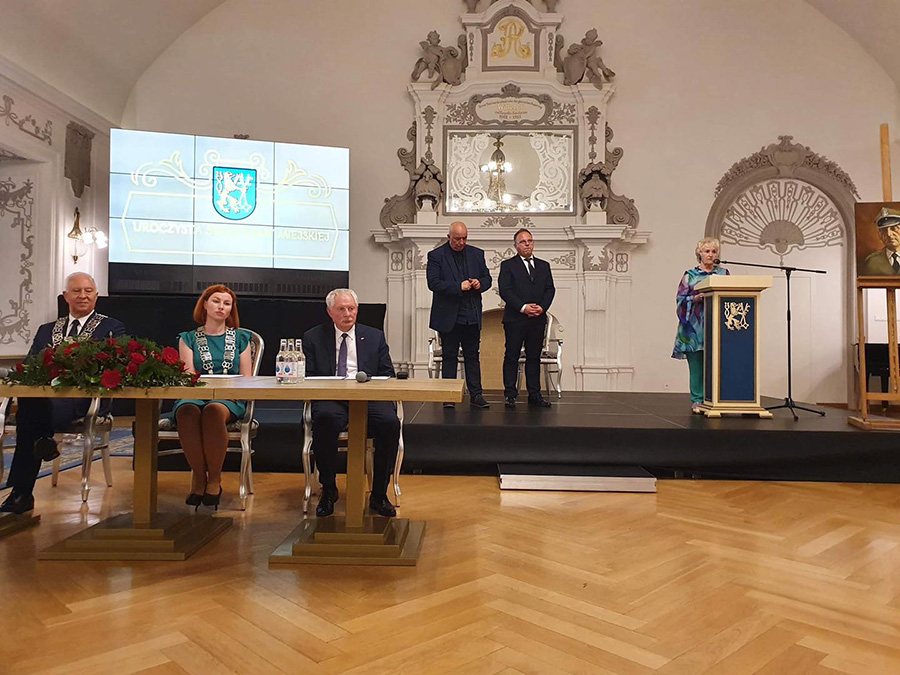 Uroczystość wręczenia ozdnaczenie dyrektorowi Muzeum Narodowego we Wrocławiu