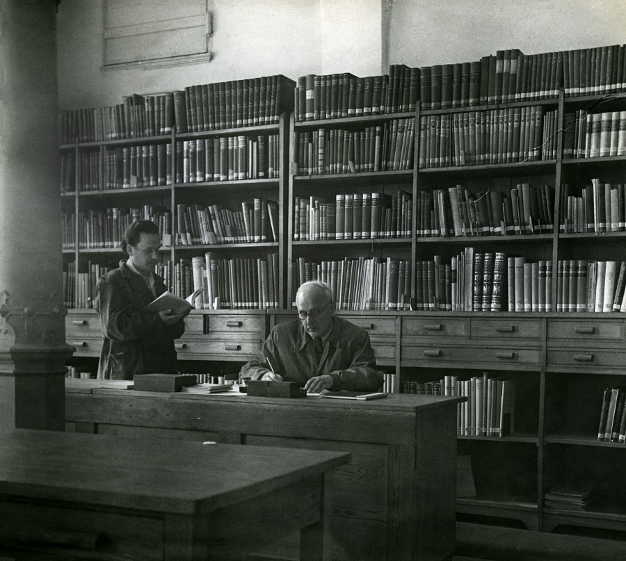 Pracownia w bibliotece – zdjęcie archiwalne