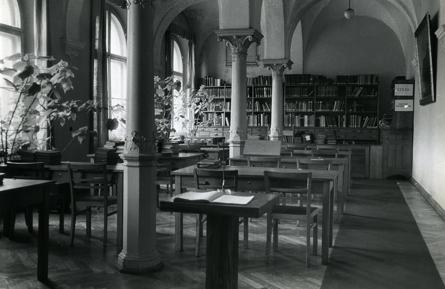 Czytelnia w bibliotece – zdjęcie archiwalne