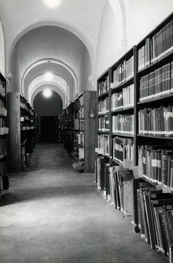 Regały biblioteczne – zdjęcie archiwalne