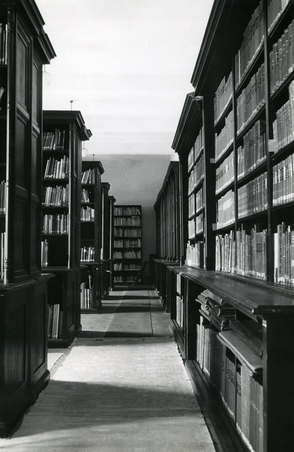 Regały biblioteczne – zdjęcie archiwalne