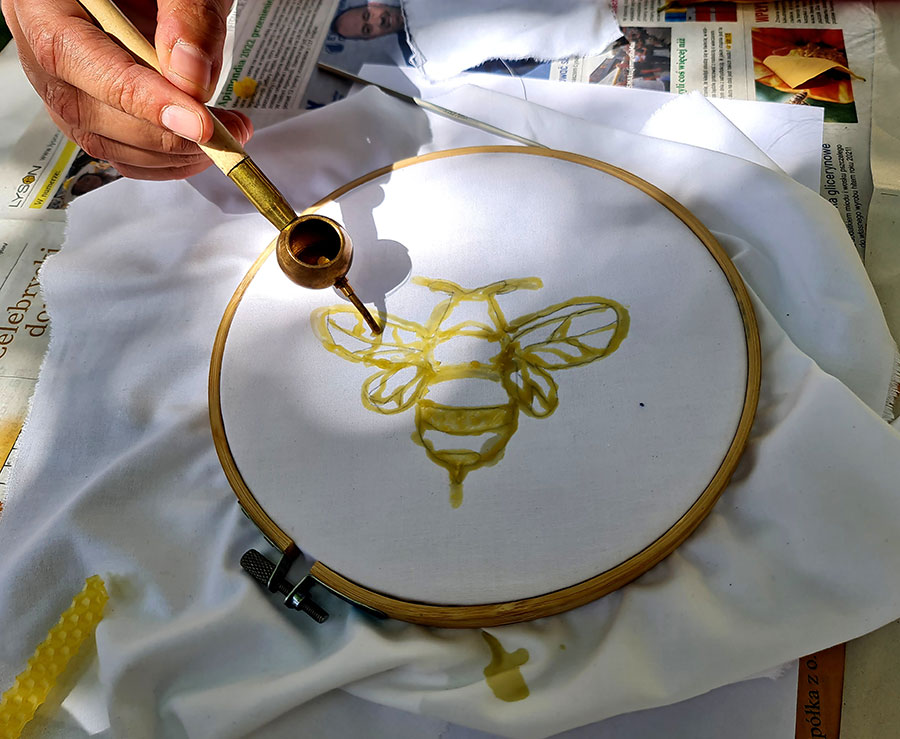 O pszczołach, barciach i malowaniu tkanin woskiem