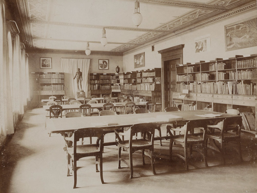 Wnętrze przedwojennej biblioteki