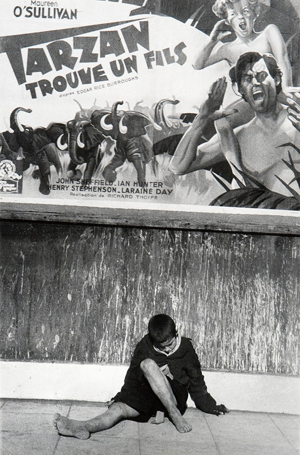 Julia Pirotte, Portret bezdomnego chłopca pod plakatem, 1942