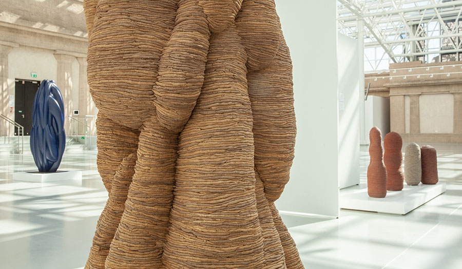 „Coils” – rzeźba Macieja Kasperskiego