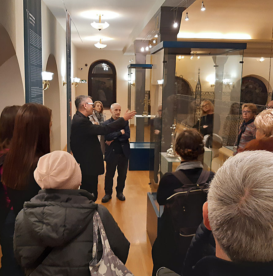 Oprowadzanie po synagodze Pod Białym Bocianem dla członków Stowarzyszenia Przyjaciół Muzeum