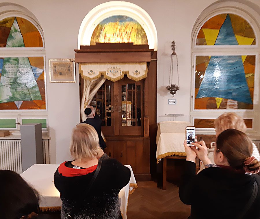Oprowadzanie po synagodze Pod Białym Bocianem dla członków Stowarzyszenia Przyjaciół Muzeum