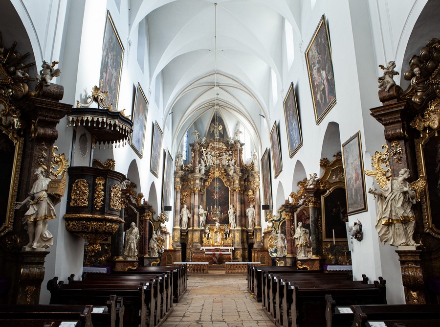 Przygotowania do wystawy „Szaleństwa rokoka” – kościół klasztorny cystersów pw. Wniebowzięcia NMP w Jemielnicy