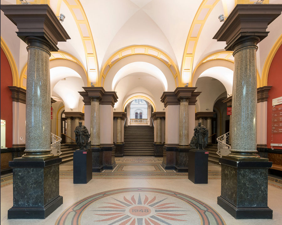 Wnętrze Muzeum Narodowego we Wrocławiu – wejście