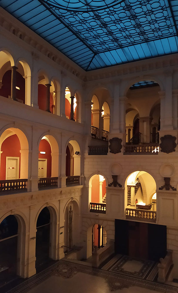 Widok na podświetlony hol i korytarze Muzeum Narodowego we Wrocławiu