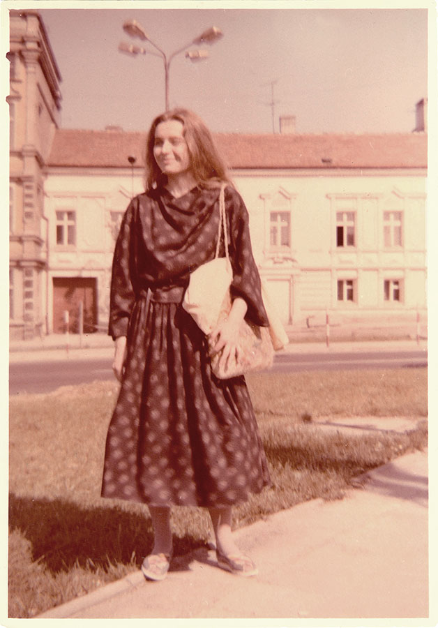 Zdjęcie z lat 80. Projekt i wykonanie zestawu złożonego z bluzki i spódnicy – Małgorzata Jarczak