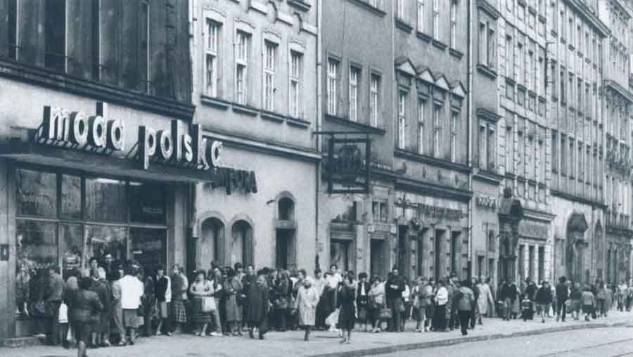 Kolejka przed Modą Polską na wrocławskim Rynku, fot. Chris Niedenthal, archiwum „Gazety Wrocławskiej”