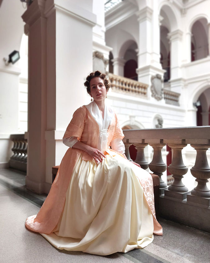 W stroju XVIII-wiecznej damy