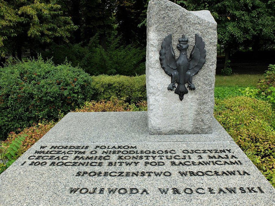 Odświeżony pomnik przy Muzeum „Panorama Racławicka”