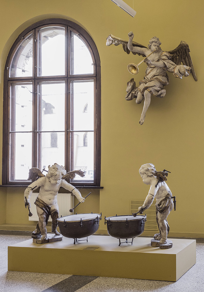 Rzeźby aniołów na wystawie w MNP