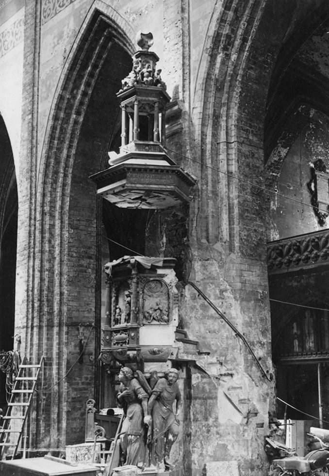 Zniszczenia wojenne ambony kościoła św. Marii Magdaleny we Wrocławiu (stan ok. 1960)