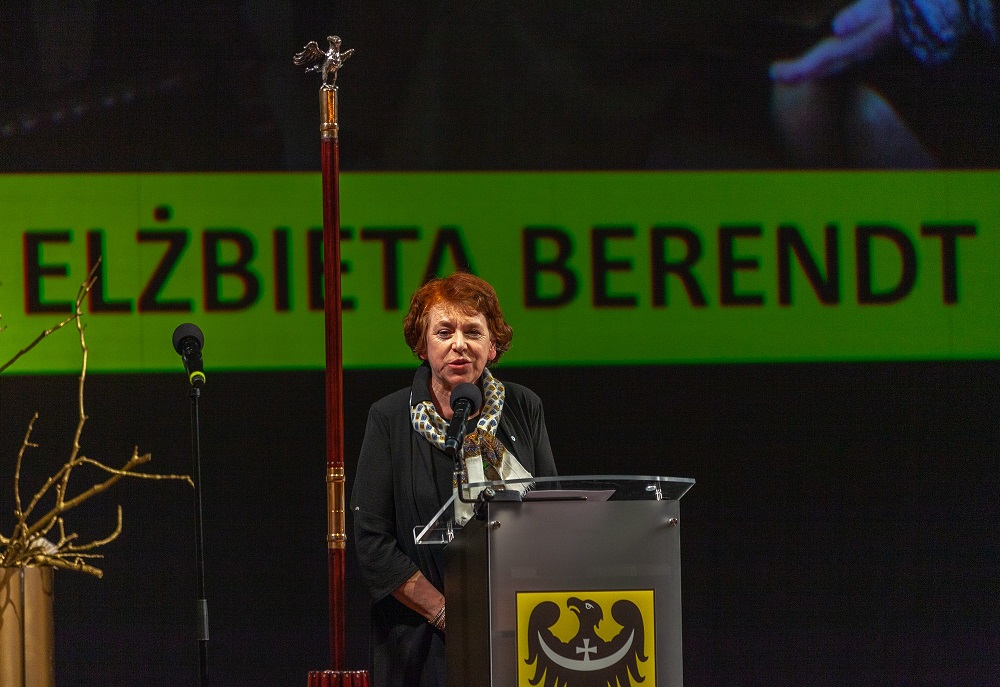 Wręczanie nagrody kustosz Elżbiecie Berendt