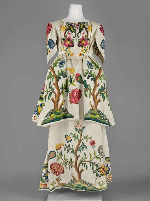 Kobiecy strój negliżowy zdobiony haftem o motywach orientalnych, ok. 1730