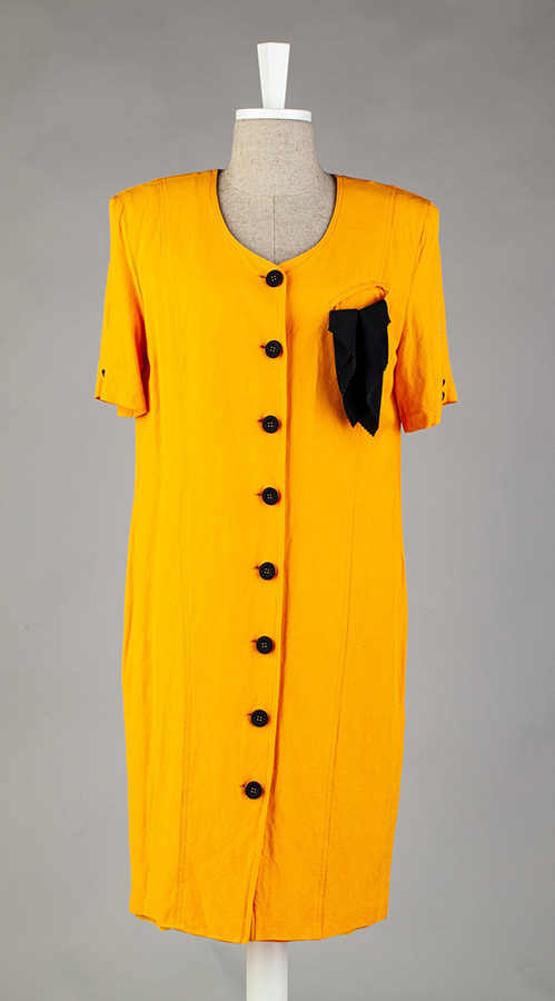 Żółta sukienka inspirowana stylem ubioru bohaterek serialu „Dynastia”