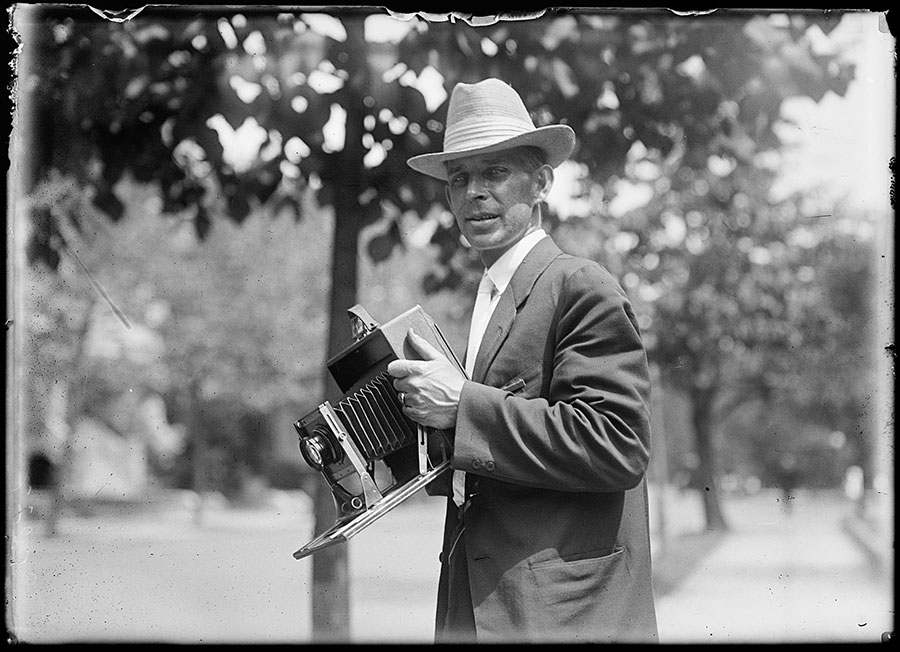 Fotografujący A. Leonard z aparatem typu mieszkowego