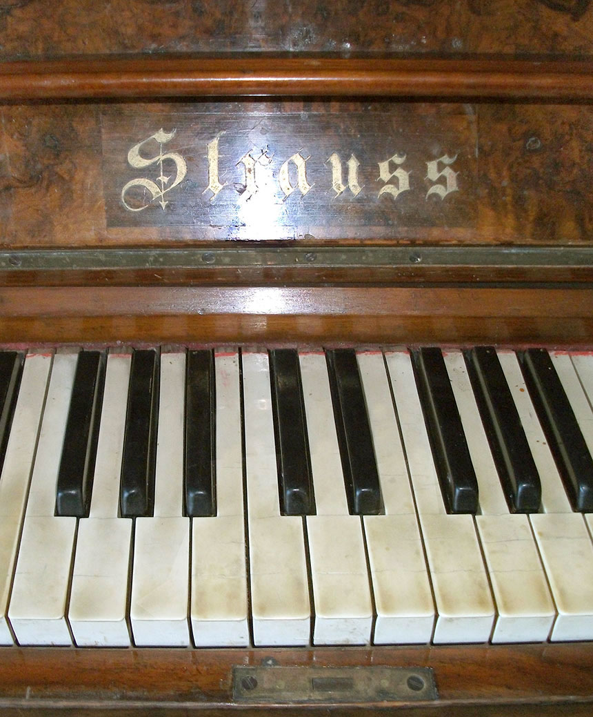 Klawisze starego pianina