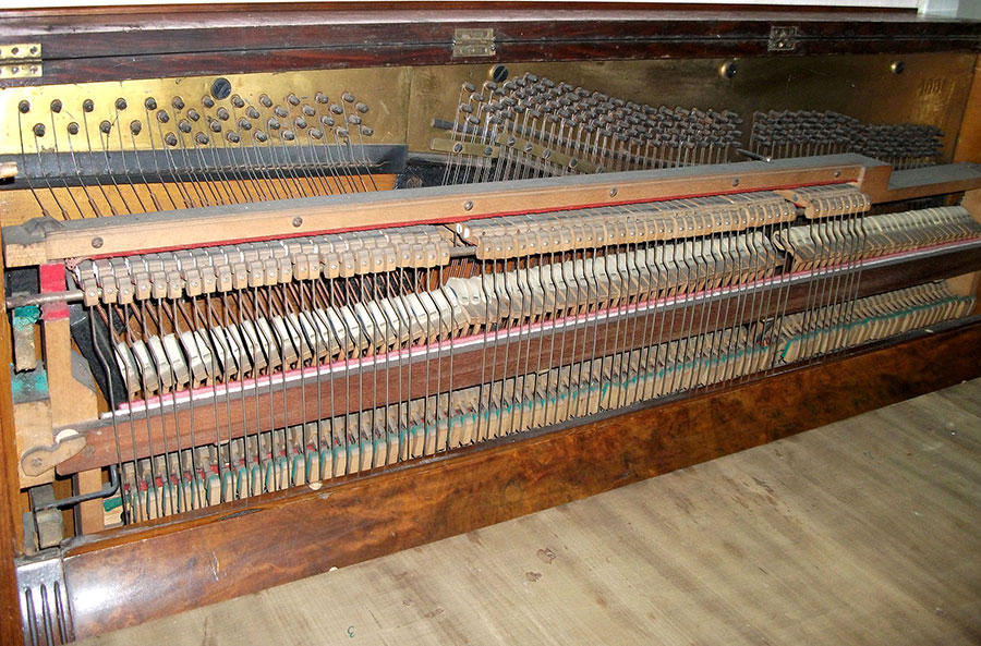 Wnętrze starego pianina