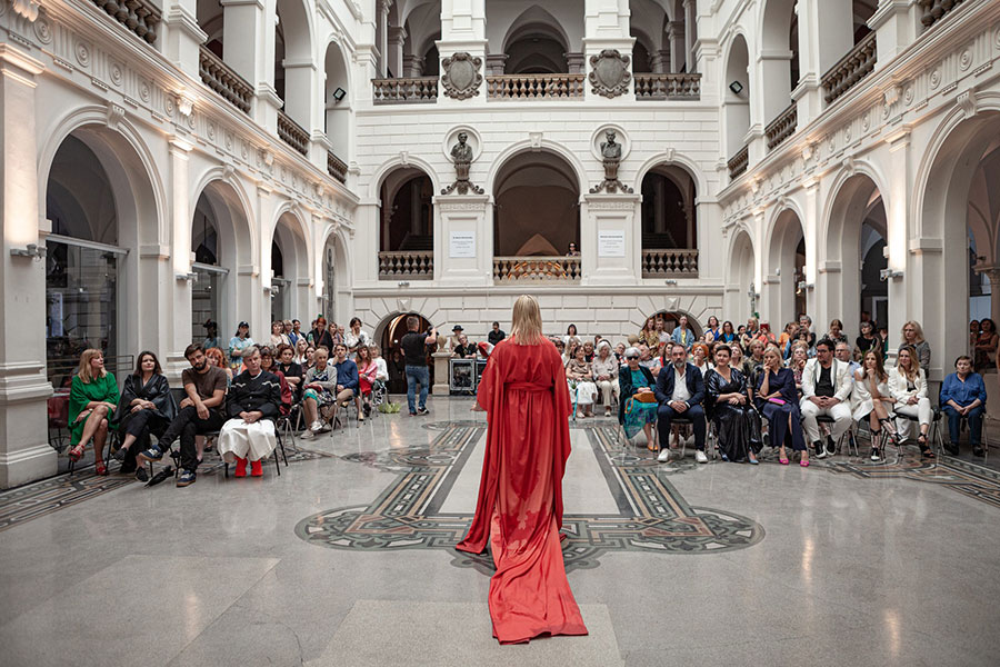 „Kimono jako doświadczenie. Język sztuki Joanny Hawrot” – fotorelacja z wernisażu