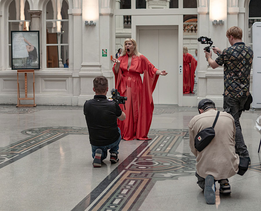 „Kimono jako doświadczenie. Język sztuki Joanny Hawrot” – fotorelacja z wernisażu