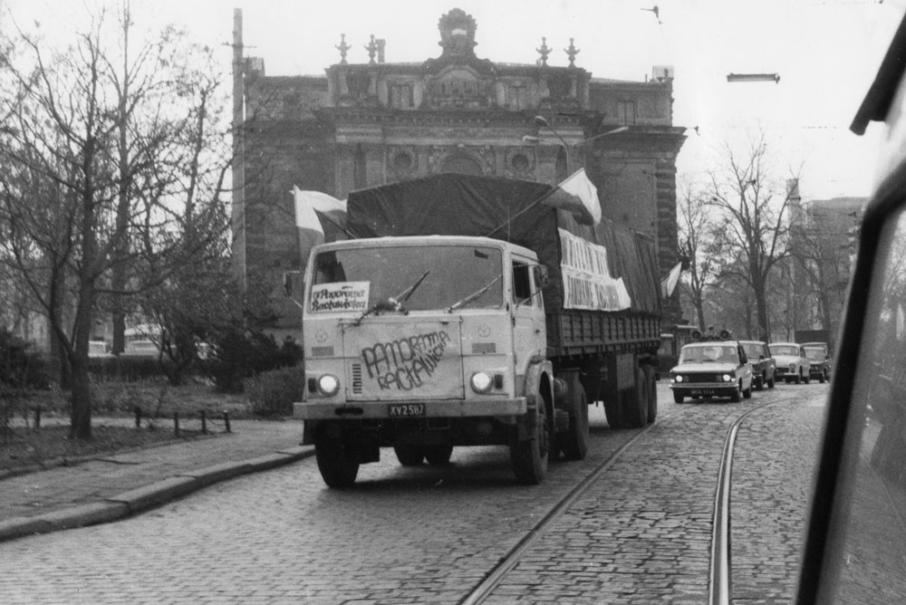 Przejazd ciężarówki wiozącej „Panoramę Racławicką” we Wrocławiu