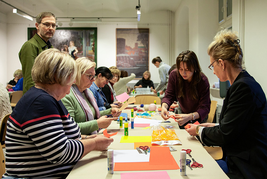 Pracownicy Muzeum tworzą ozdoby choinkowe – akcja 2024