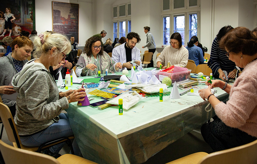 Pracownicy Muzeum tworzą ozdoby choinkowe – akcja 2024