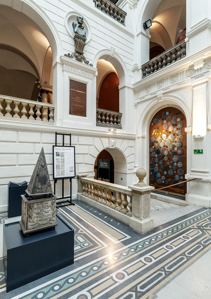 Tablice wdzięczności darczyńców Muzeum Narodowego w Gmachu Głównym MNWr