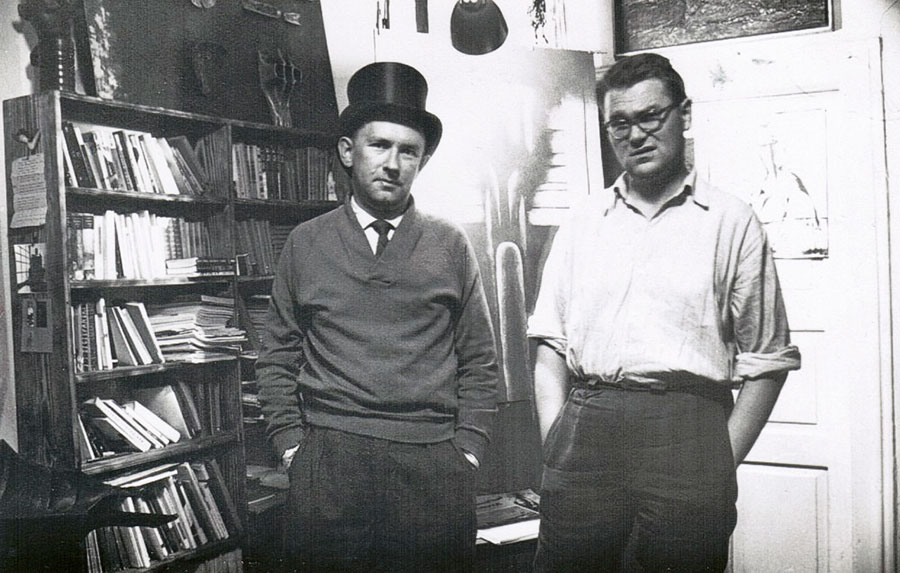 Jerzy Lewczyński i Zdzisław Beksiński w sanockim domu Beksińskich (Lewczyński ma na głowie cylinder)