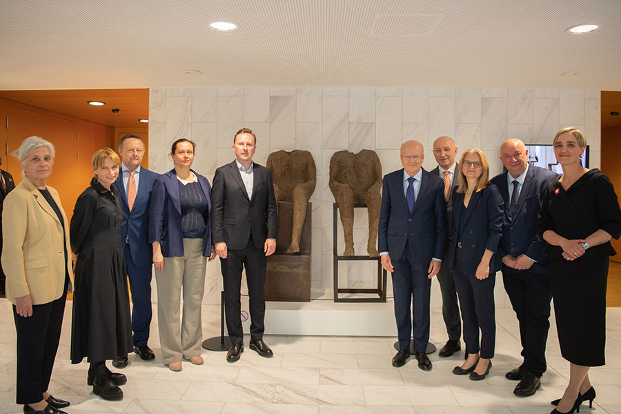 „Mędrcy” Magdaleny Abakanowicz ze zbiorów Muzeum Narodowego we Wrocławiu prezentowane w Trybunale Sprawiedliwości Unii Europejskiej w Luksemburgu