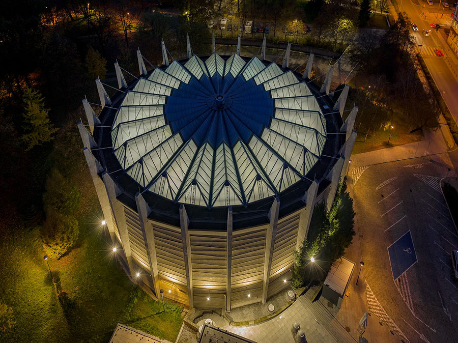 Rotunda Panoramy Racławickiej z lotu ptaka nocą