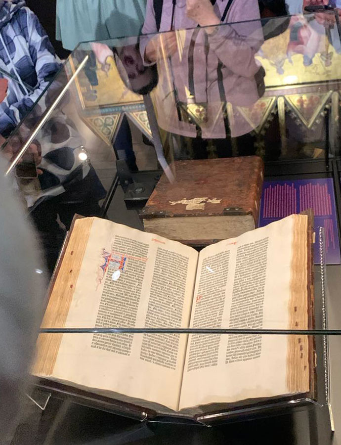 Wyjazd Stowarzyszenia Przyjaciół Muzeum – zwiedzanie wystawy w Muzeum Narodowym w Warszawie – Biblia Gutenberga