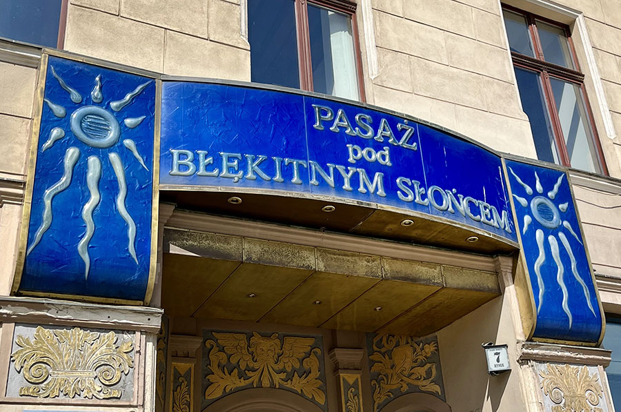 Szklany szyld Pasażu pod Błękitnym Słońcem wg projektu Tomasza Urbanowicza
