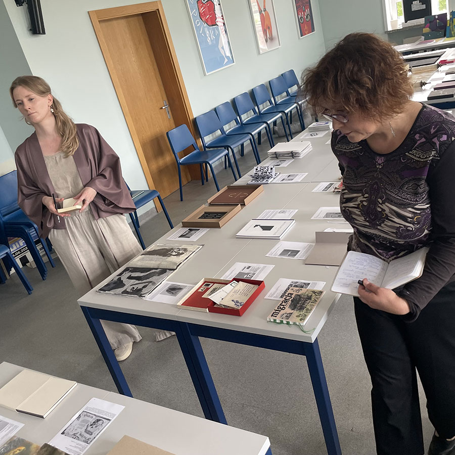 Obrady jury Ogólnopolskiego Przeglądu Sztuki Książki. II Wrocławskiego Triennale
