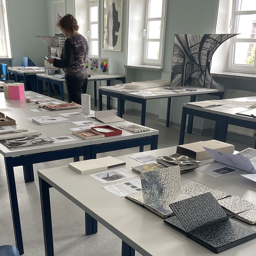 Obrady jury Ogólnopolskiego Przeglądu Sztuki Książki. II Wrocławskiego Triennale