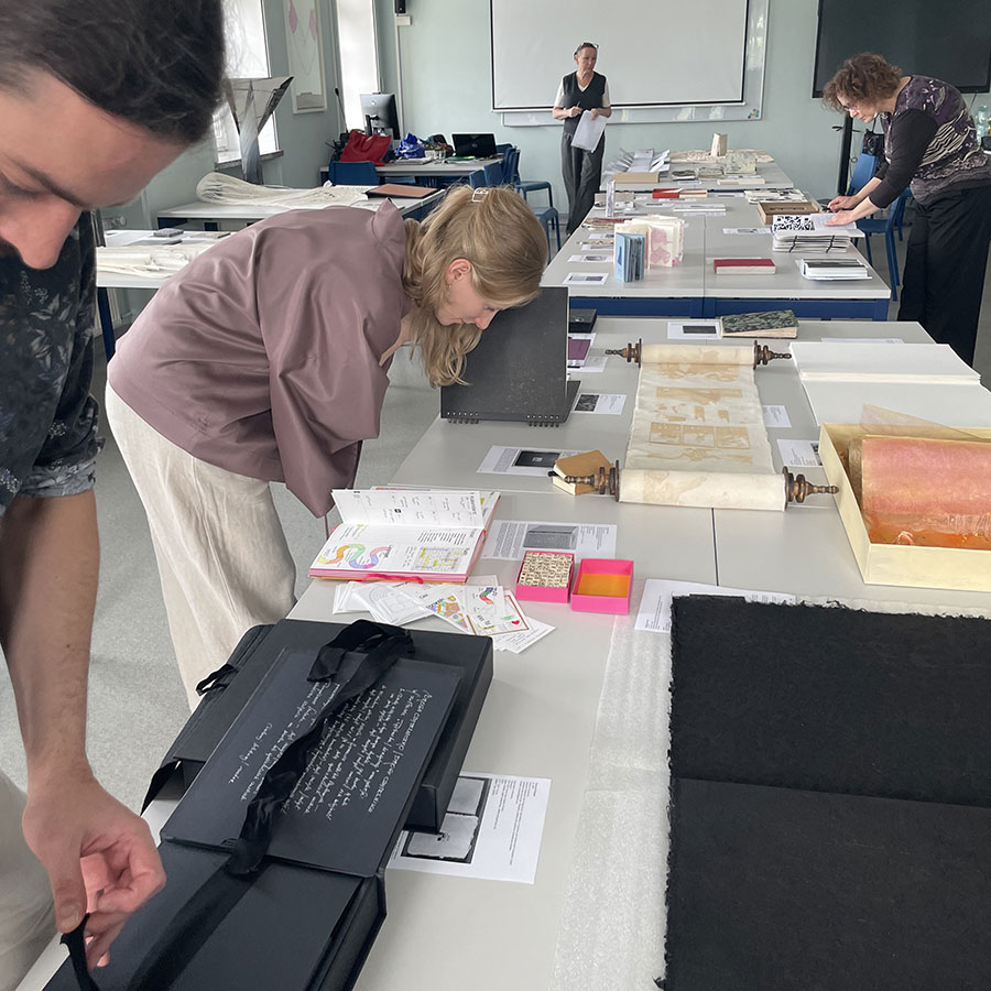 Obrady jury Ogólnopolskiego Przeglądu Sztuki Książki. II Wrocławskiego Triennale