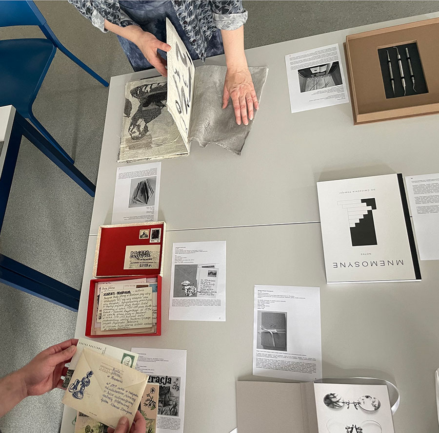 Obrady jury Ogólnopolskiego Przeglądu Sztuki Książki. II Wrocławskiego Triennale