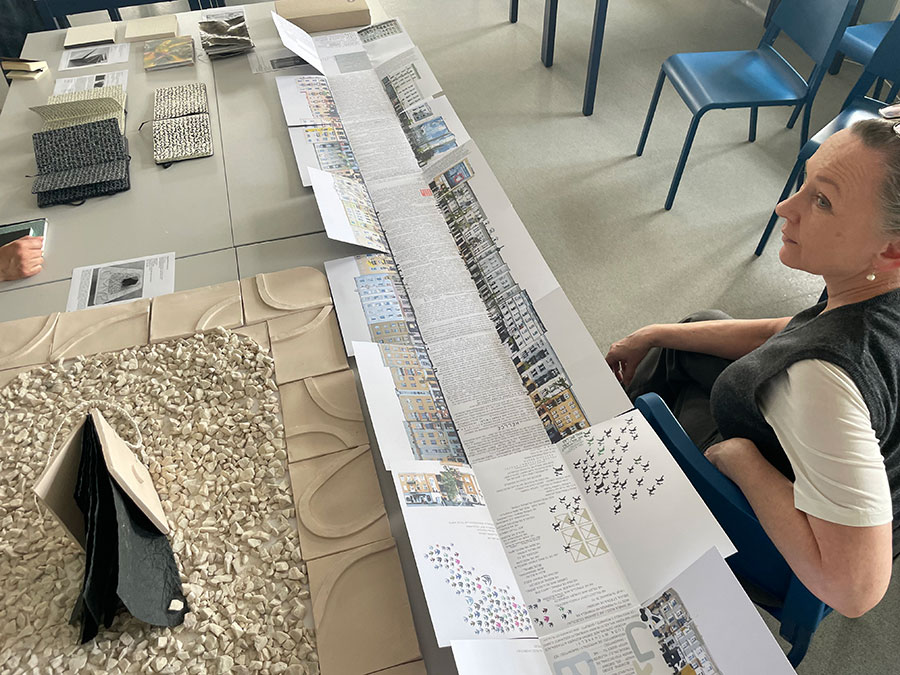 Obrady jury Ogólnopolskiego Przeglądu Sztuki Książki. II Wrocławskiego Triennale