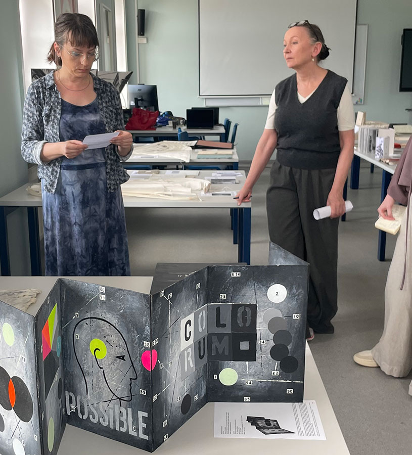 Obrady jury Ogólnopolskiego Przeglądu Sztuki Książki. II Wrocławskiego Triennale