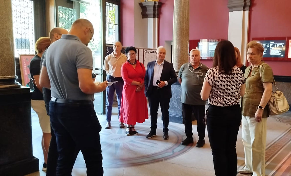 Zwiedzanie wystaw przez członków rodzin malarzy Panoramy Racławickiej