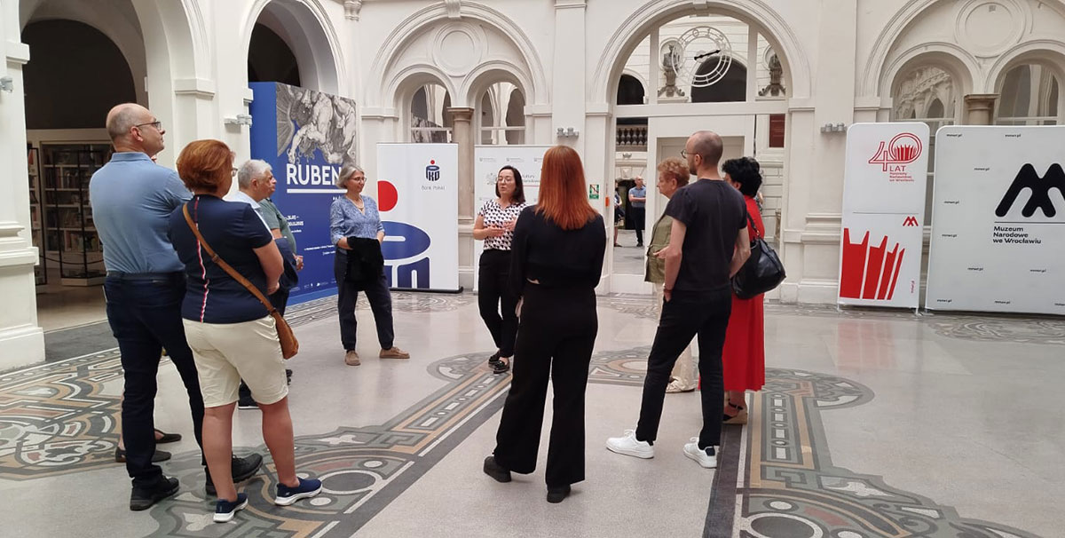 Zwiedzanie wystaw przez członków rodzin malarzy Panoramy Racławickiej