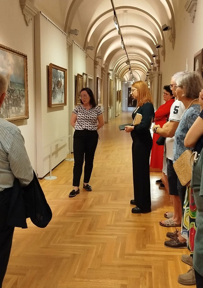Zwiedzanie wystaw przez członków rodzin malarzy Panoramy Racławickiej