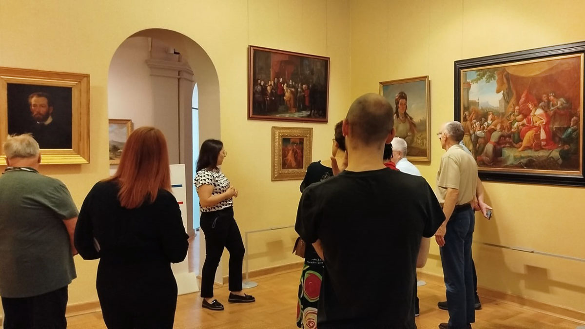 Zwiedzanie wystaw przez członków rodzin malarzy Panoramy Racławickiej
