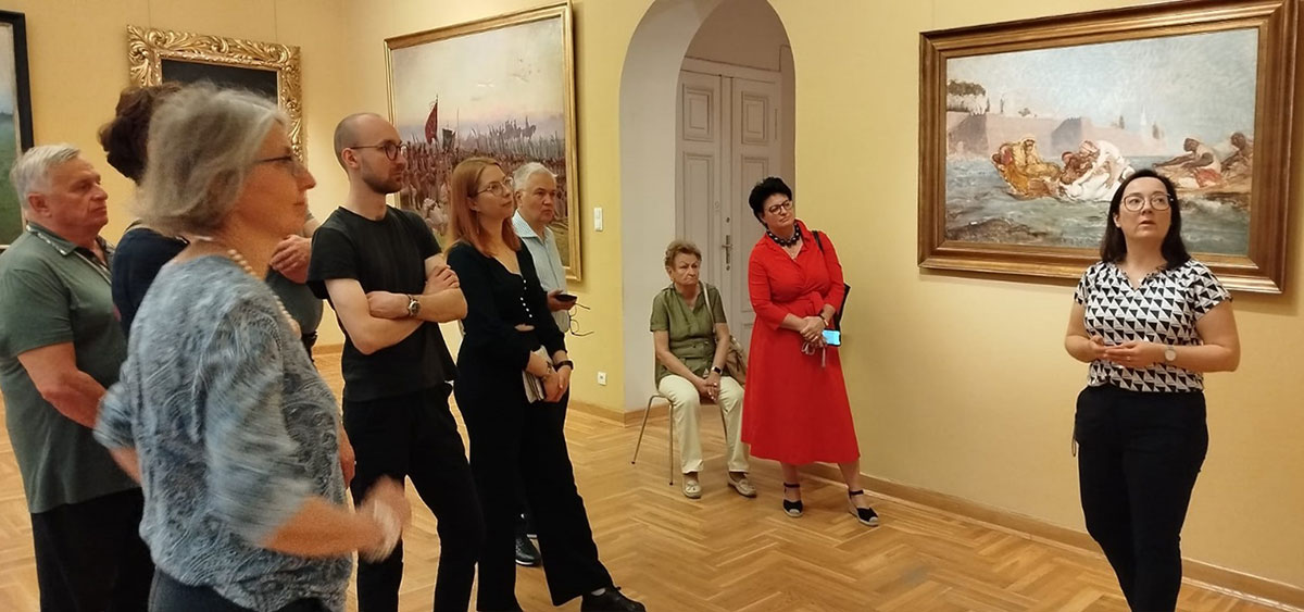 Zwiedzanie wystaw przez członków rodzin malarzy Panoramy Racławickiej